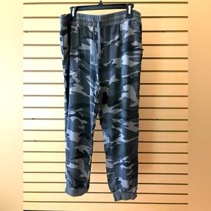 Splendid draw string camo pant/jogger